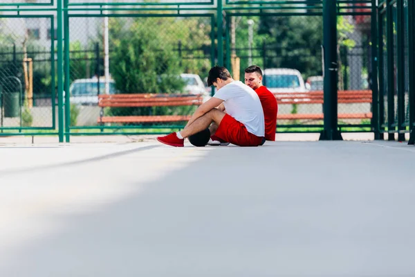 Två Vänner Efter Lång Hård Basket Match Har Lite Vila — Stockfoto