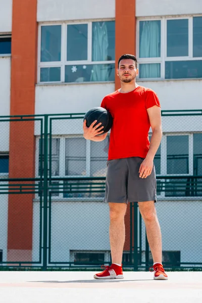 Hombre Pie Orgulloso Campo Baloncesto —  Fotos de Stock