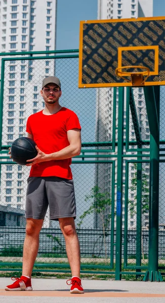 Hombre Pie Orgulloso Campo Baloncesto — Foto de Stock