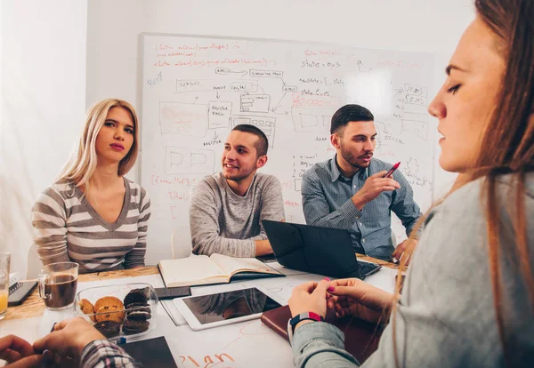 Reunión de equipo en la oficina — Foto de Stock