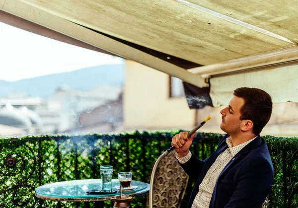 Retrato del hombre de traje fumando narguile en el bar —  Fotos de Stock