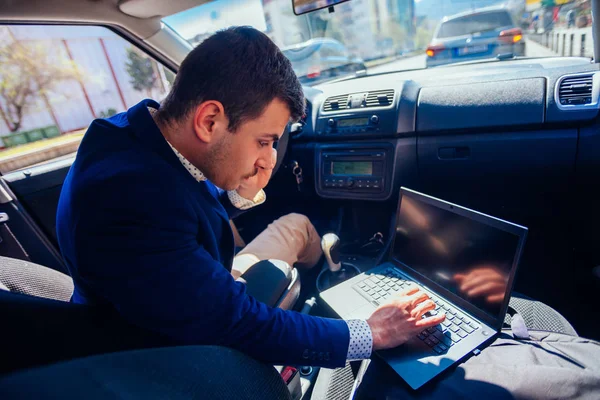 Empresário imprudente dirigindo na cidade durante a hora de ponta wh — Fotografia de Stock