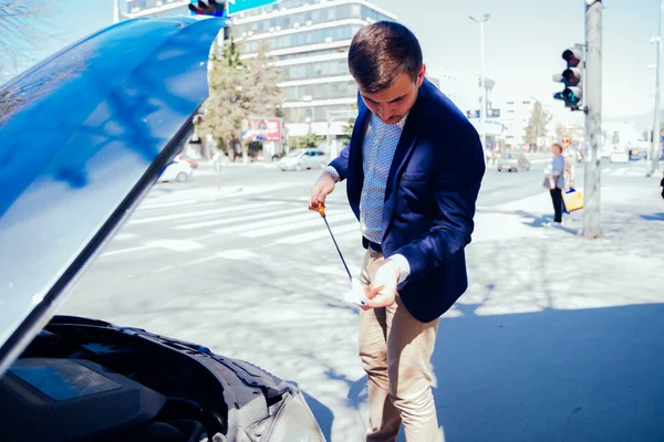 Um homem de negócios bonito vestindo blazer azul levantando o capô o — Fotografia de Stock