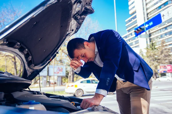 Egy jóképű üzletember visel kék bletter emelés fel a motorháztető o — Stock Fotó