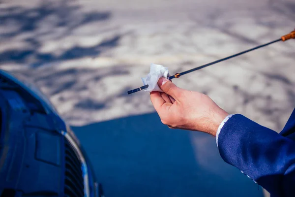 Um homem de negócios estacionou o carro ao lado da avenida. — Fotografia de Stock