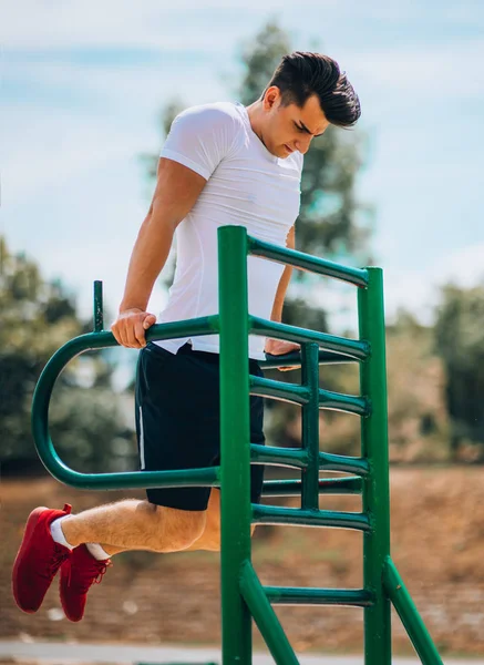 CrossFit man uit pull-ups buitenshuis te werken — Stockfoto