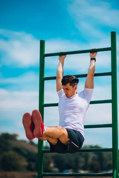 腹部運動をしている強い若い成人男性。クロスフィット・トーニ — ストック写真