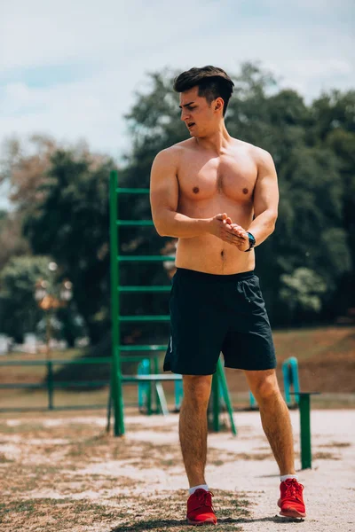 Joven atlético sin camisa hombre entrenamiento al aire libre —  Fotos de Stock