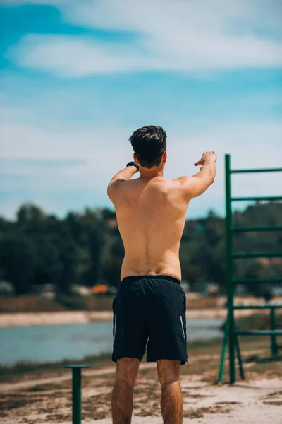 運動する前に筋肉を男 strething — ストック写真
