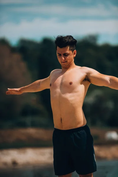 Mann mit durchtrainiertem muskulösen Körper — Stockfoto