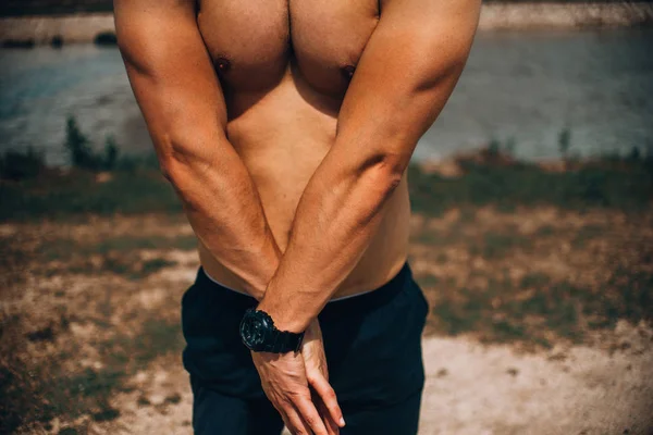 強い運動男筋肉体を見せて — ストック写真