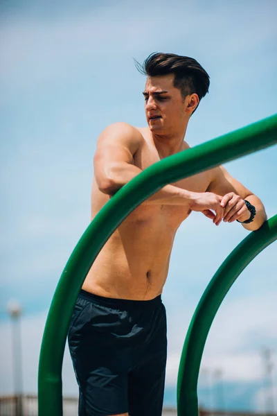 Jonge atletische shirtless man opleiding buitenshuis — Stockfoto