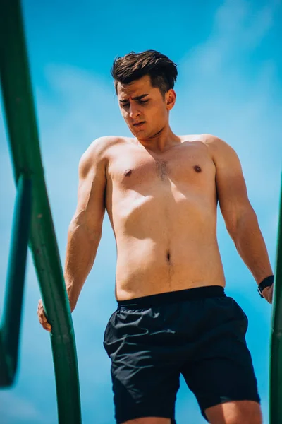 Hombre de fitness haciendo inmersiones en el entrenamiento de gimnasio al aire libre — Foto de Stock