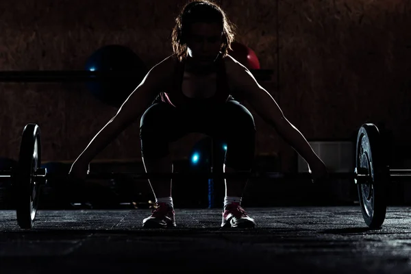 Chica fuerte en el gimnasio — Foto de Stock