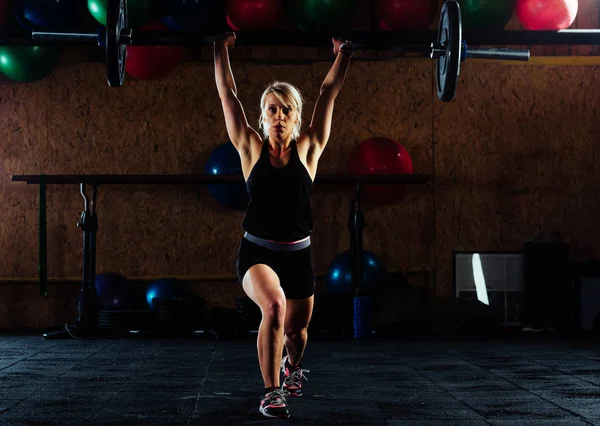 Chica activa en el gimnasio — Foto de Stock