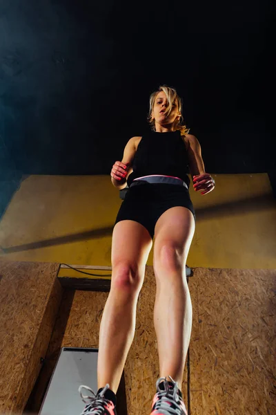 CrossFit lány vonatok Box ugrik — Stock Fotó