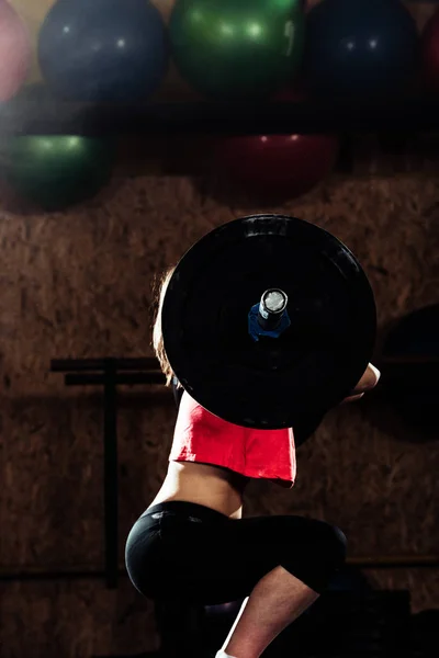 年轻的运动妇女泵在交叉健身健身房的肌肉 — 图库照片