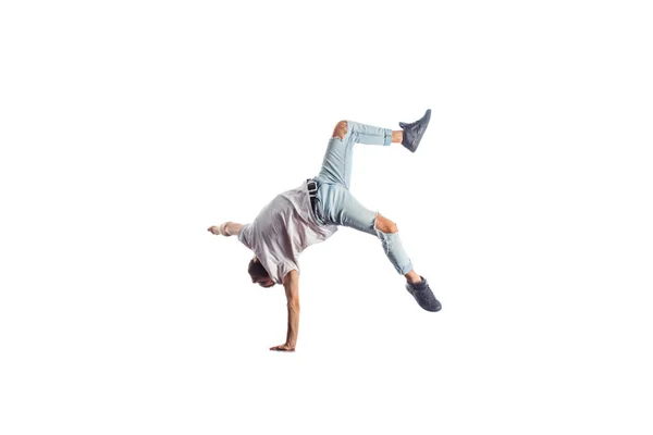 Мужчина, занимающийся гимнастикой — стоковое фото