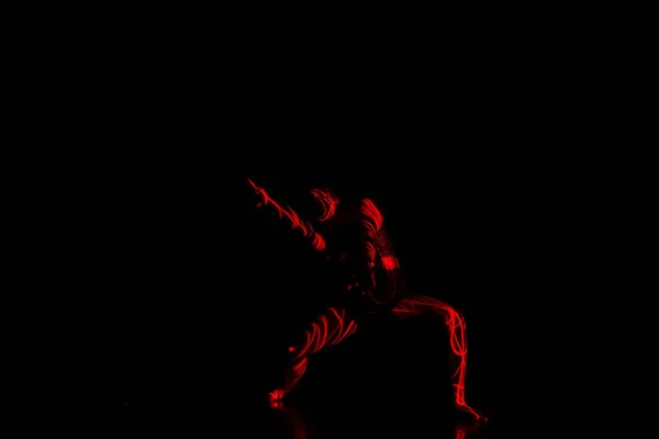 Ballet danseur dansant devant et lumière rouge tout en exprimant — Photo