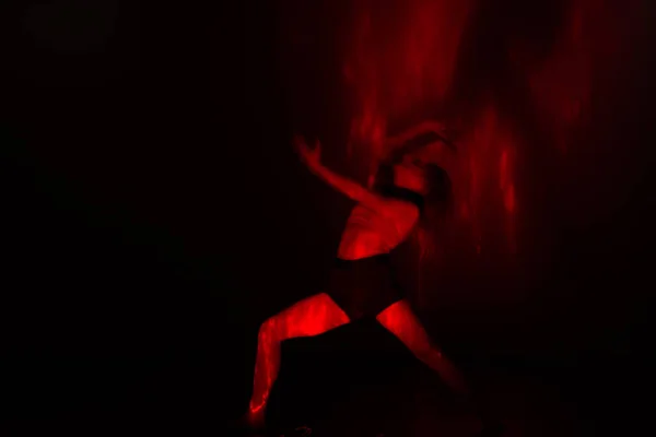 Een knappe vrouwelijke danseres voert een artistieke uitdrukking van de — Stockfoto