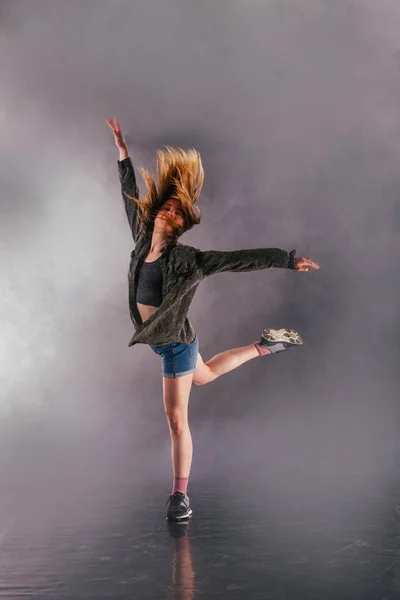 Femme danseuse montre son élégance en déplaçant sa jambe arrière haute — Photo