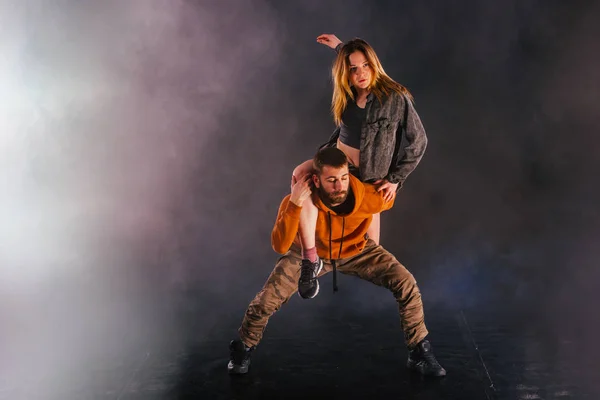 Forte ballerino maschile e un'elegante ballerina eseguono un exoti — Foto Stock