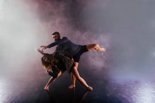 两个现代舞者伸展他们的无鞋脚高在艾 — 图库照片