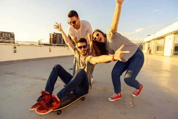 Skateboard přátelé na koni skateboard na balkóně v slunečný den — Stock fotografie