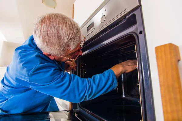 Handwerker repariert den Ofen — Stockfoto