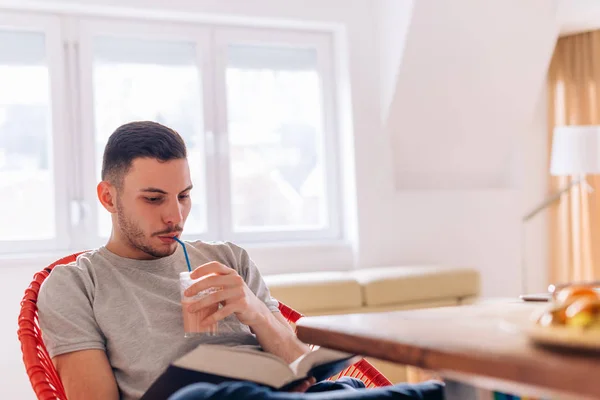 Gesunder starker junger Mann liest frühmorgens ein Buch — Stockfoto