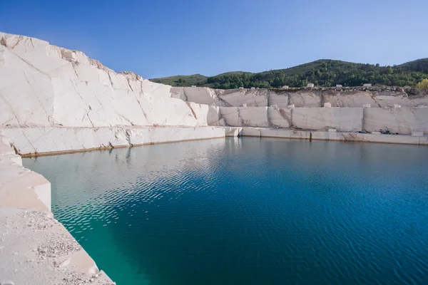 ターコイズブルーの湖のある山の中の大理石の採石場の風景 — ストック写真