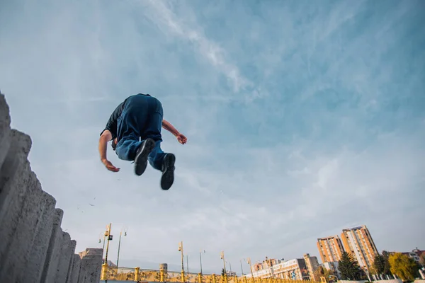 Homme caucasien sauter haut dans l'air tout en faisant parkour — Photo