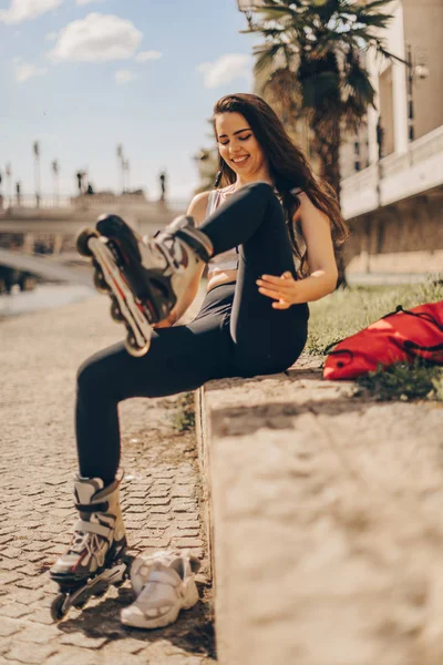 Femmina cercando duramente di pattinare — Foto Stock