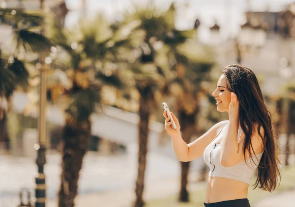 Mulher patinagem no calçadão — Fotografia de Stock