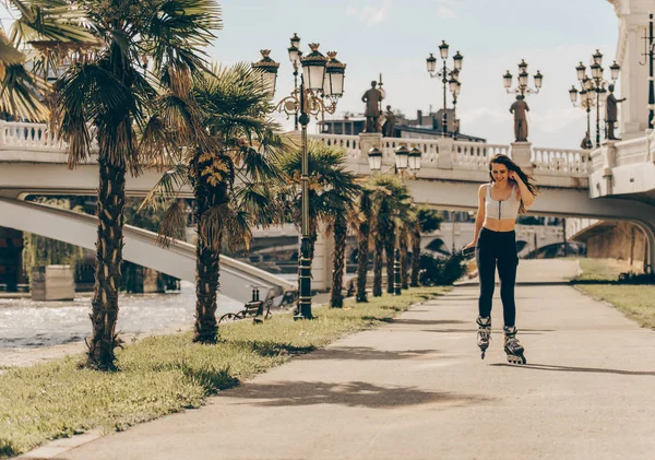 Fille roller skating en été — Photo