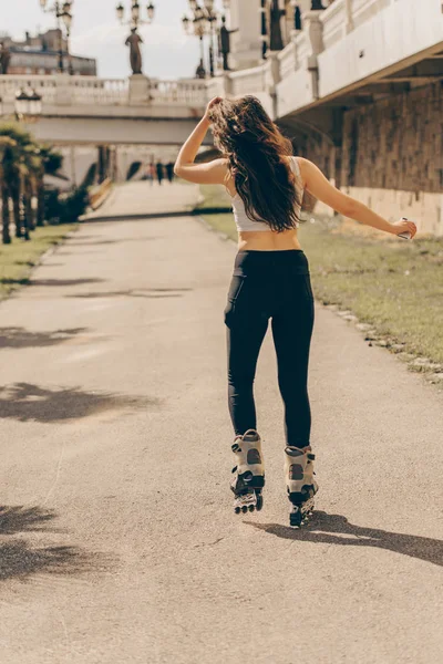 スポーティな女の子ローラースケート — ストック写真