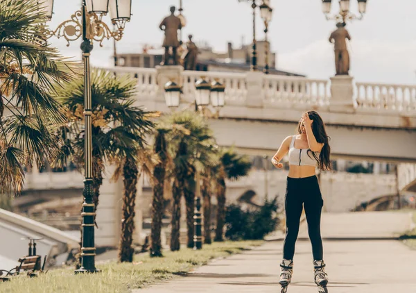 Feliz e atlético patinador de rolos praticando — Fotografia de Stock