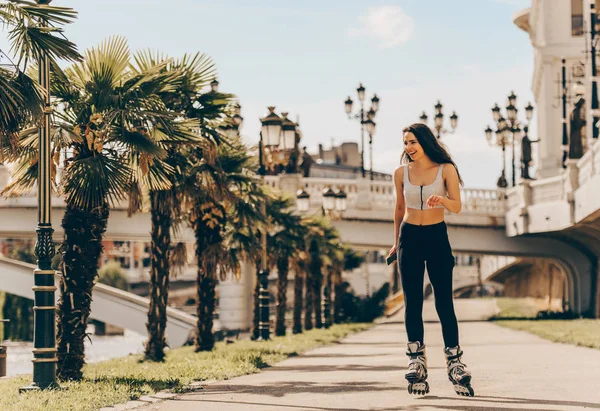 Pattinaggio donna su pattini nel parco — Foto Stock