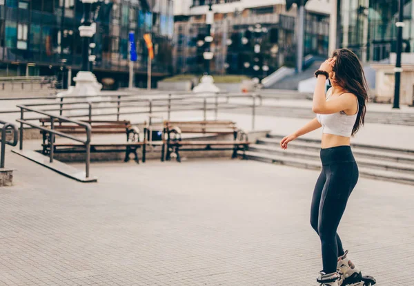 Patinaje de niña en patines — Foto de Stock