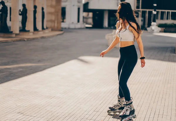 Молода жінка на роликових ковзанах у гарну погоду — стокове фото