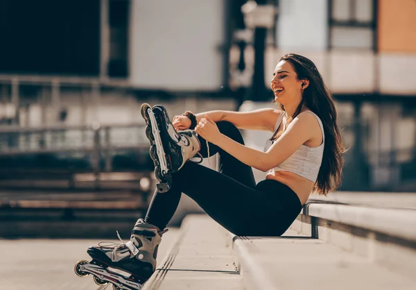 外でスケート健康な屋外ワークアウトの女性 — ストック写真