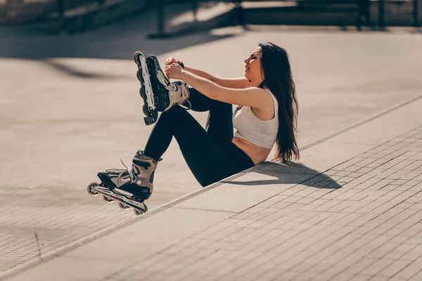 壁に座ってスケートをする女の子 — ストック写真