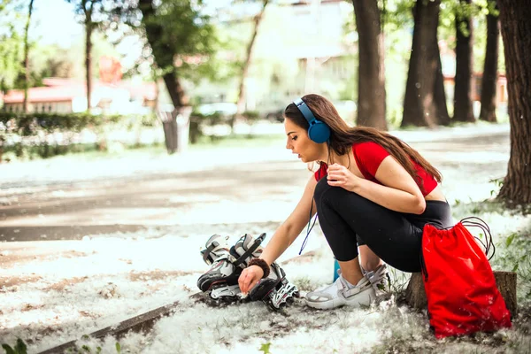 公園でローラースケートのための女の子の修復 — ストック写真