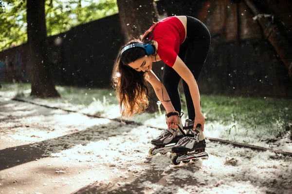 若いですcaucasian女性レースアップ彼女のスケート — ストック写真