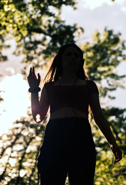 Menina feliz dançando e ouvir a música — Fotografia de Stock