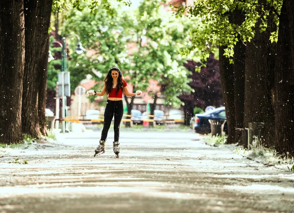 Feliz e atleta patinadora praticando no parque — Fotografia de Stock