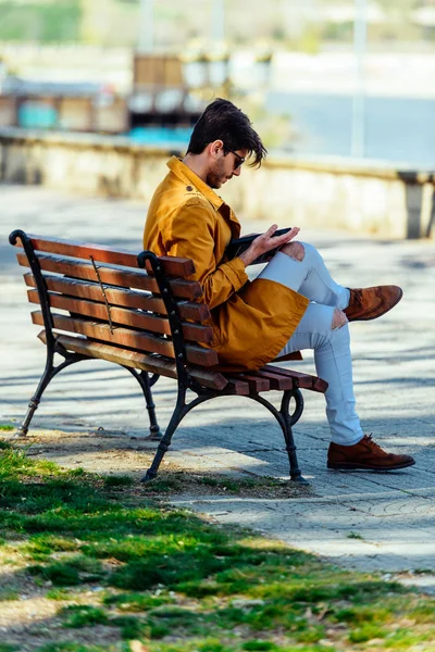 Geschäftsmann beim Entspannen mit seinem Laptop — Stockfoto