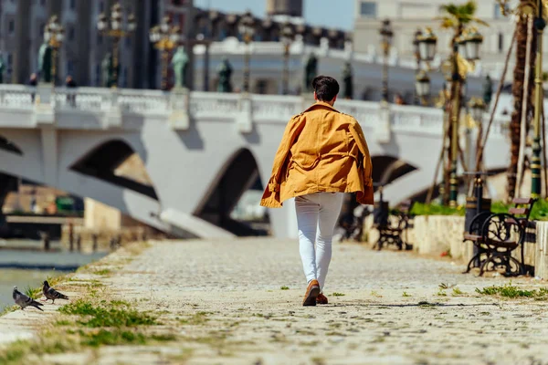 Urbano cara vestindo roupas elegantes enquanto caminhava na cidade — Fotografia de Stock