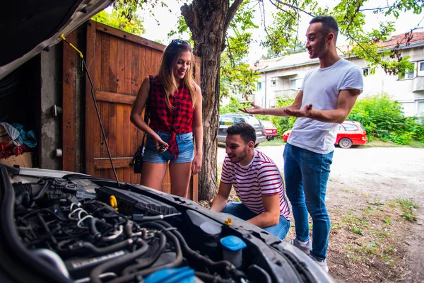 Mann repariert sein Auto in Garage — Stockfoto