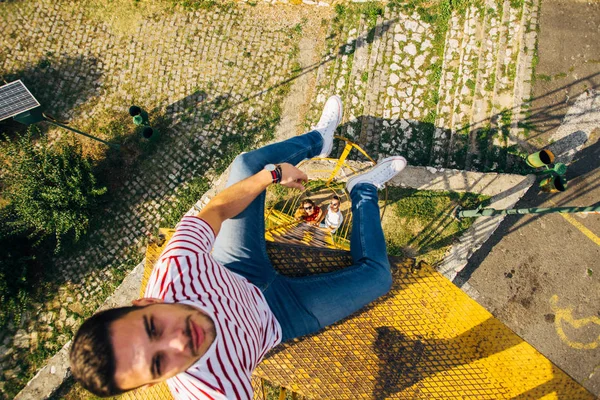 Freunde haben Spaß beim Erklimmen der Metallleiter — Stockfoto